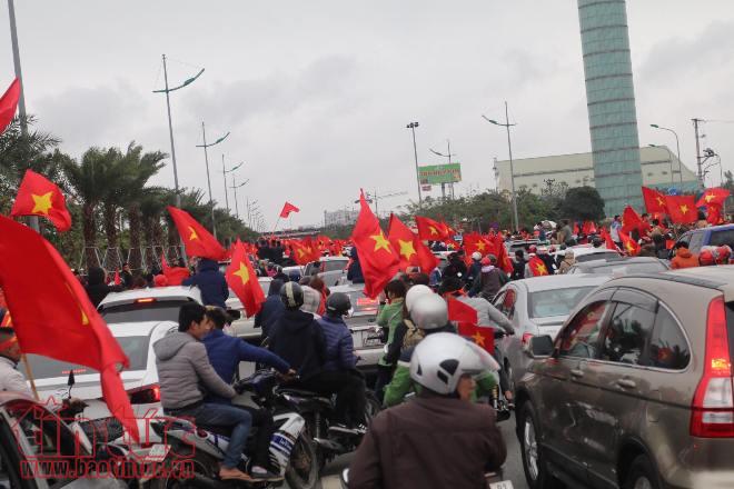 U23 Việt Nam trở về trong tiếng reo hò của người hâm mộ ảnh 5